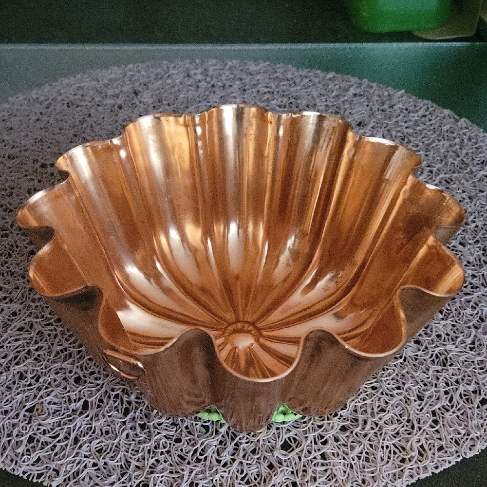Elegant Copper Fluted Mold